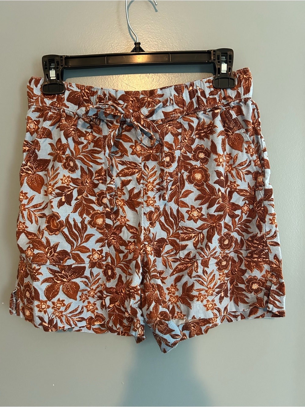 a.n.a Rust Floral Drawstring Women’s Shorts on Blue